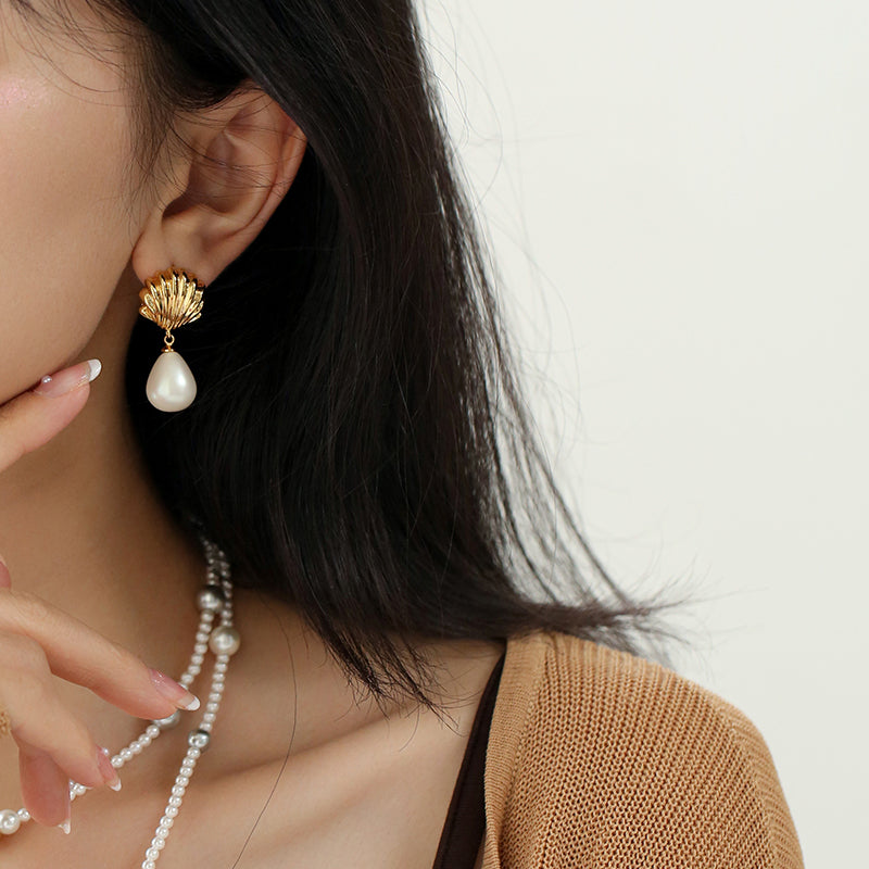 Holy Scallops Pearl Earrings