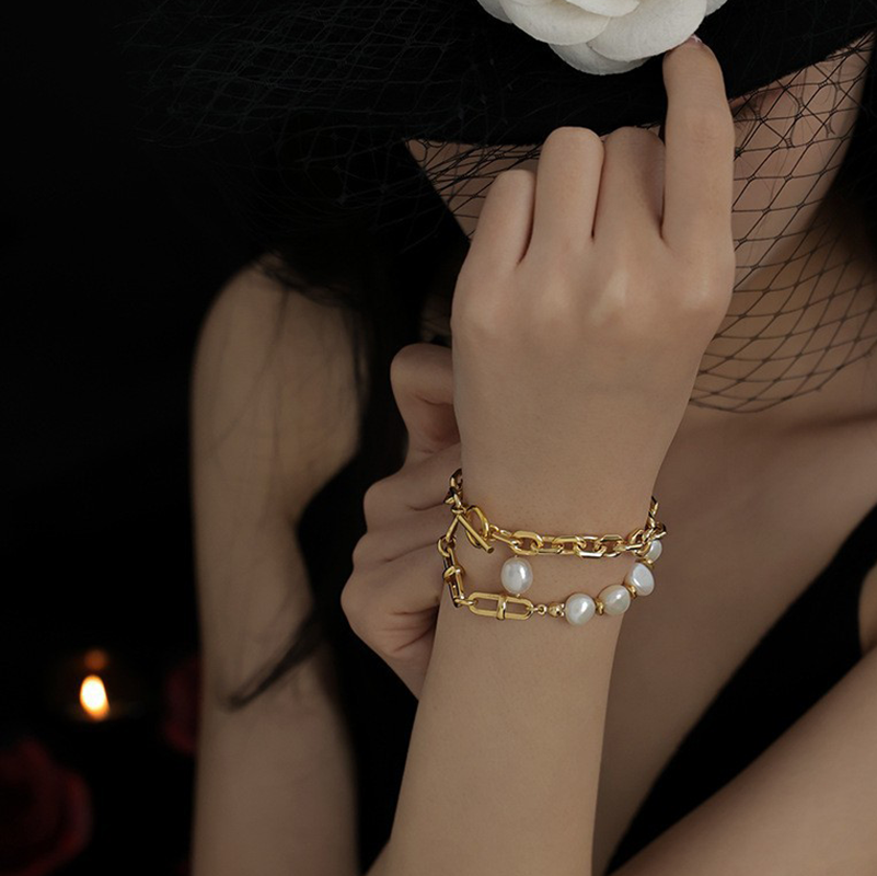 Romantik im Perlenarmband