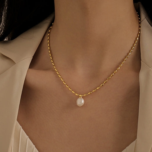 Girly Pearl Necklace